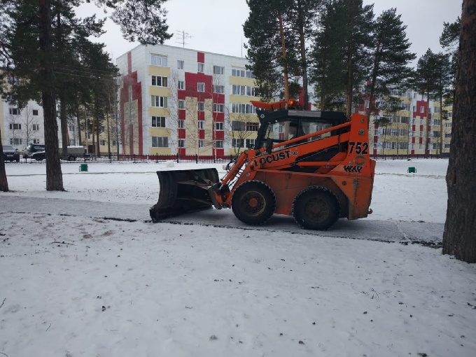 Коммунальные службы Когалыма продолжают патрульную очистку пешеходных дорожек