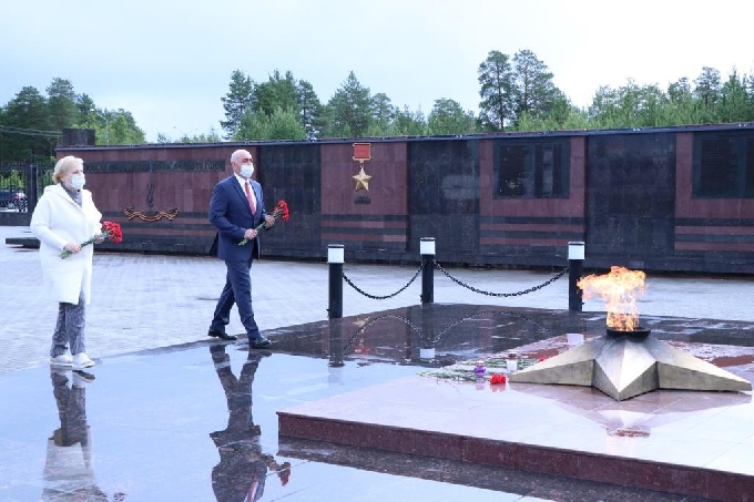 В День памяти и скорби Николай Пальчиков возложил цветы к Вечному огню