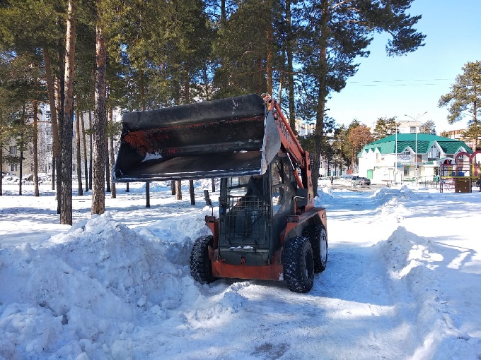 Уборка снега продолжается