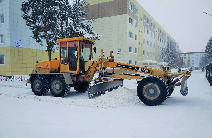 В Когалыме после морозов возобновили уборку снега