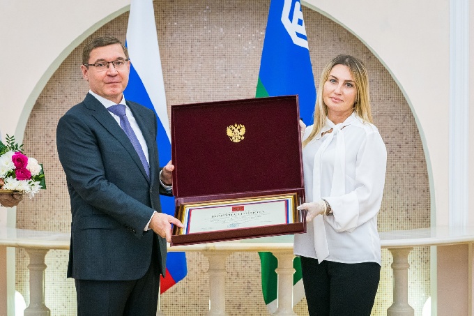 Заведующая лабораторным отделением БУ «Когалымская городская больница» Елена Дробунина награждена Почетной грамотой Президента РФ «За вклад в борьбу с коронавирусной инфекцией, самоотверженность и высокий профессионализм»