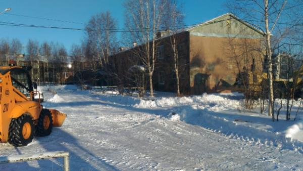 Уборка снега в городе продолжается