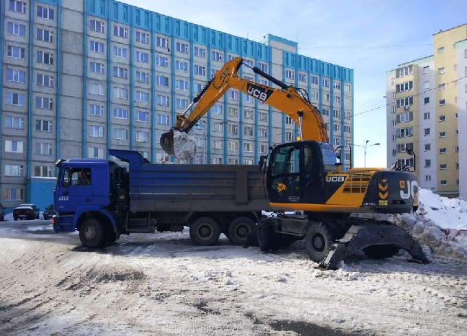 За минувшие три дня из города вывезли около пяти тысяч кубометров снега