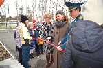 В восьмой школе открыли памятник пожарному и заложили «капсулу времени» 